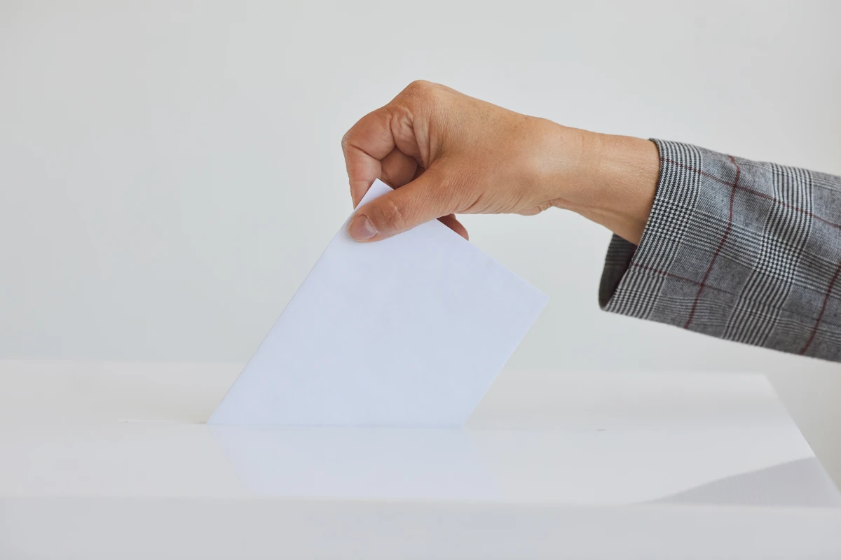 Le Droit à l'Anonymat dans le Vote Électronique : Garantir la Démocratie à l'Ère Numérique